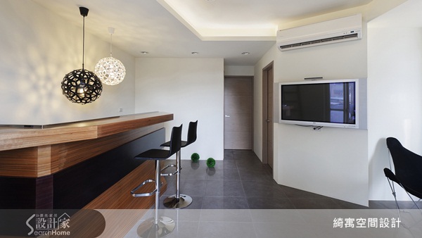 綺寓空間設計利用深色沉穩的木作搭配簡潔線條的設計,