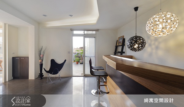 綺寓空間設計利用深色沉穩的木作搭配簡潔線條的設計,