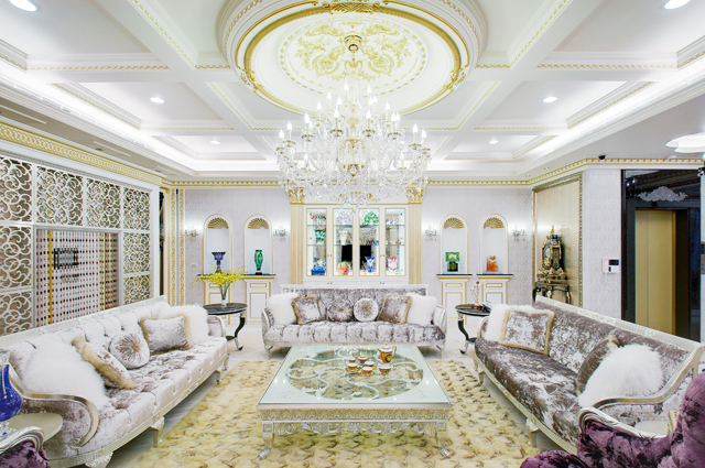 從事保險業的董事長夫妻,相當喜愛新古典風格的華麗、