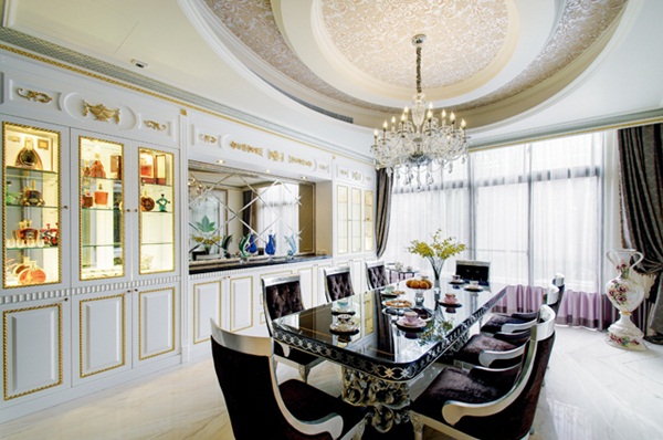 從事保險業的董事長夫妻,相當喜愛新古典風格的華麗、