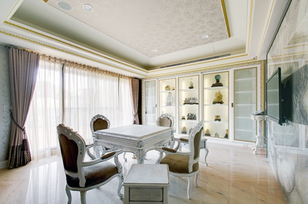 從事保險業的董事長夫妻,相當喜愛新古典風格的華麗、