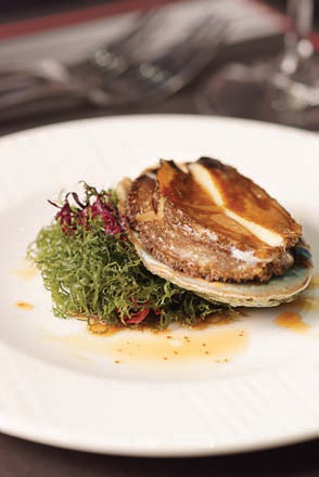 耶誕氣氛已在街頭醞釀，街上寒風提醒著大家，深受大眾