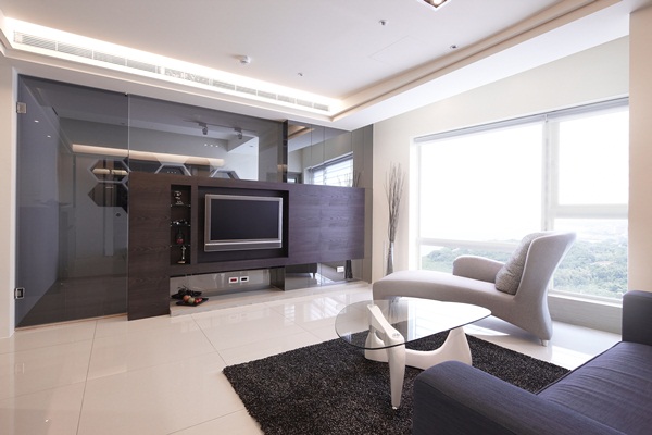 已屆退休年齡的一對夫妻,因為喜歡這裡的依山傍水及天