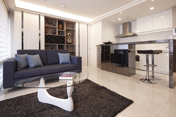 已屆退休年齡的一對夫妻,因為喜歡這裡的依山傍水及天