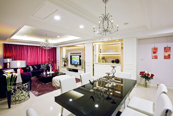 並鄰雙戶房子的左戶為女主人與兩位女兒的主要活動空間