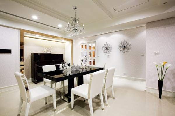 並鄰雙戶房子的左戶為女主人與兩位女兒的主要活動空間