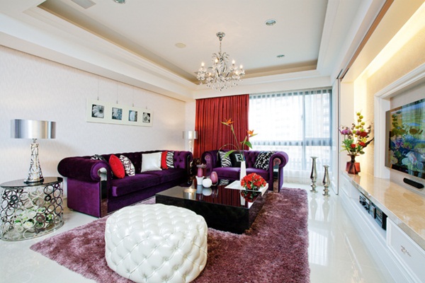 並鄰雙戶房子的左戶為女主人與兩位女兒的主要活動空間