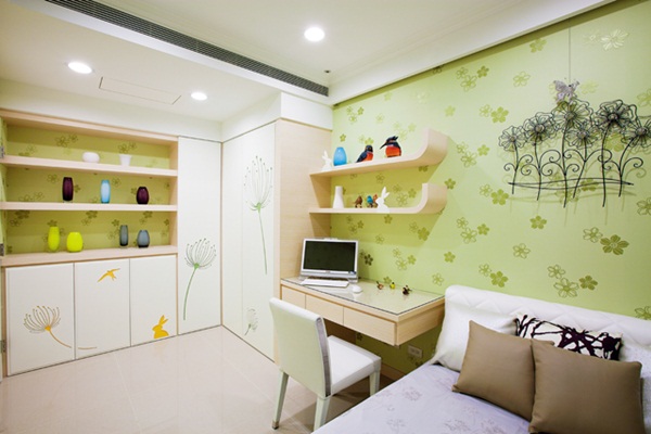 並鄰雙戶房子的左戶為女主人與兩位女兒的主要活動空間