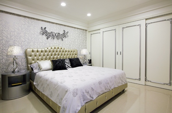 並鄰雙戶房子的左戶為女主人與兩位女兒的主要活動空間