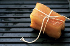 亞洲風味的嘗鮮新吃法，使用啤酒軟化五花肉，滋味清爽