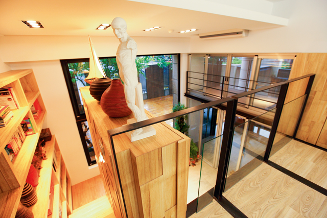 身處在鬧中取靜的巷弄內，雖擁有與室內同大的戶外庭園