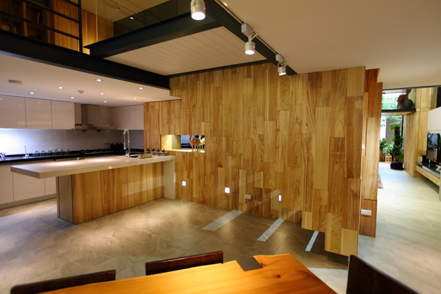 身處在鬧中取靜的巷弄內，雖擁有與室內同大的戶外庭園