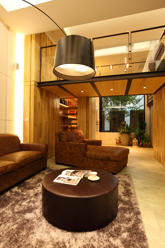 身處在鬧中取靜的巷弄內，雖擁有與室內同大的戶外庭園