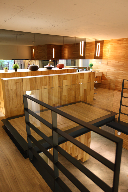 身處在鬧中取靜的巷弄內，雖擁有與室內同大的戶外庭園