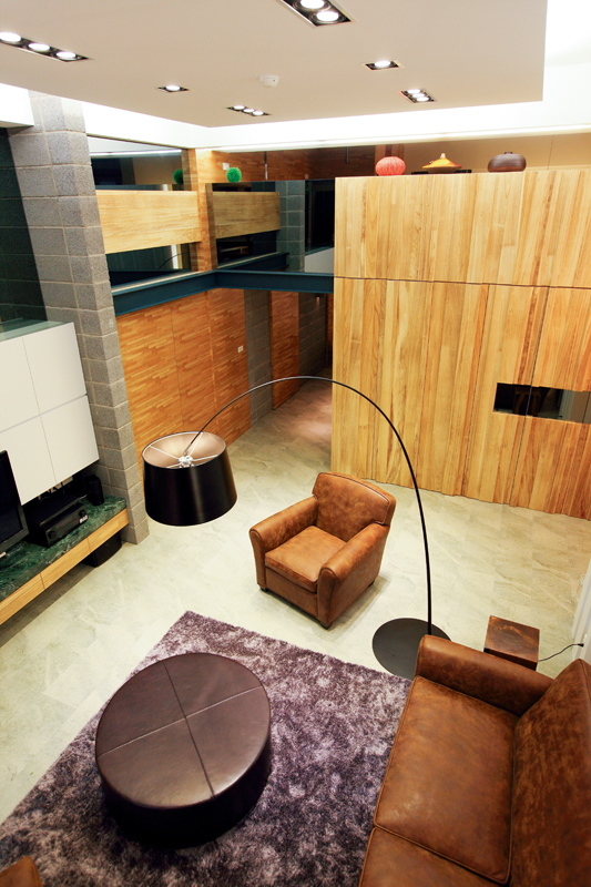 身處在鬧中取靜的巷弄內，雖擁有與室內同大的戶外庭園