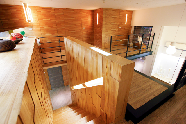 身處在鬧中取靜的巷弄內，雖擁有與室內同大的戶外庭園