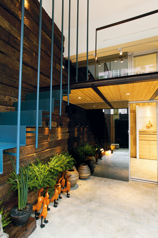 身處在鬧中取靜的巷弄內，雖擁有與室內同大的戶外庭園