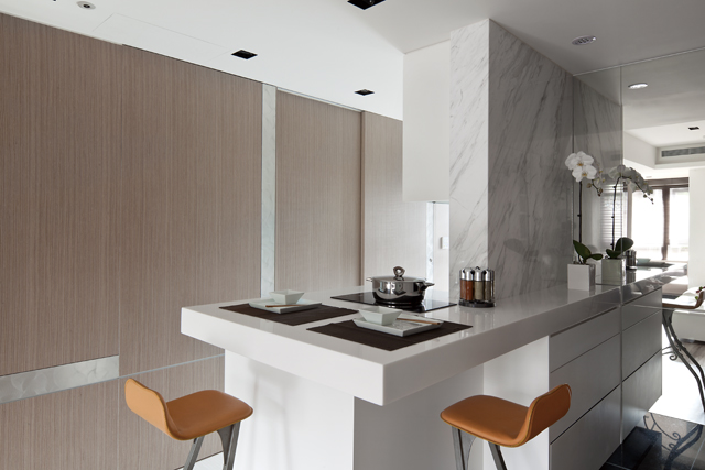 在僅有17坪的空間中，希望空間要盡量放大，並且滿足女