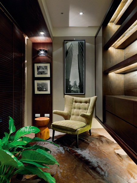 原本僅有18 坪隔成三房兩廳兩衛的格局，空間過於狹小