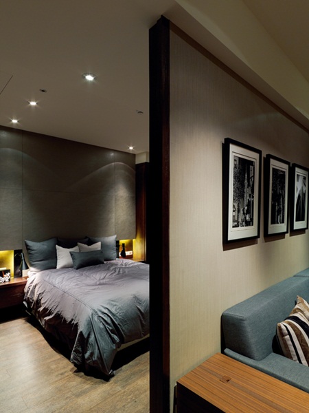 原本僅有18 坪隔成三房兩廳兩衛的格局，空間過於狹小