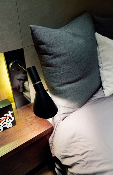 原本僅有18 坪隔成三房兩廳兩衛的格局，空間過於狹小