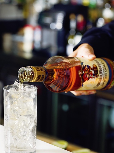 朋友聚會，準備一兩款基酒、一兩款簡單道具、一兩樣果