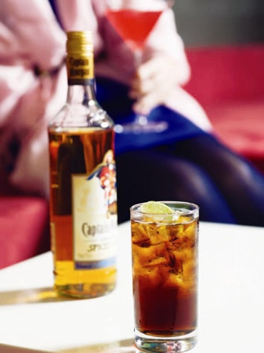 朋友聚會，準備一兩款基酒、一兩款簡單道具、一兩樣果