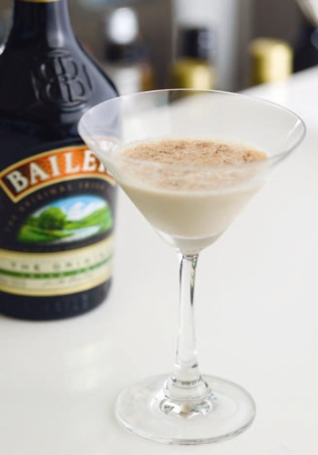 朋友聚會，準備一兩款基酒、一兩款簡單道具、一兩樣果