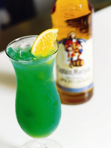 朋友聚會，準備一兩款基酒、一兩款簡單道具、一兩樣果