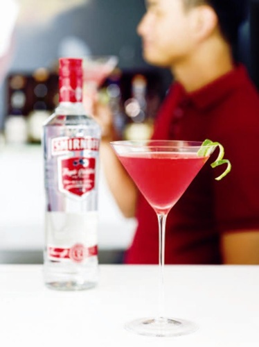 朋友聚會，準備一兩款基酒、一兩款簡單道具、一兩樣果