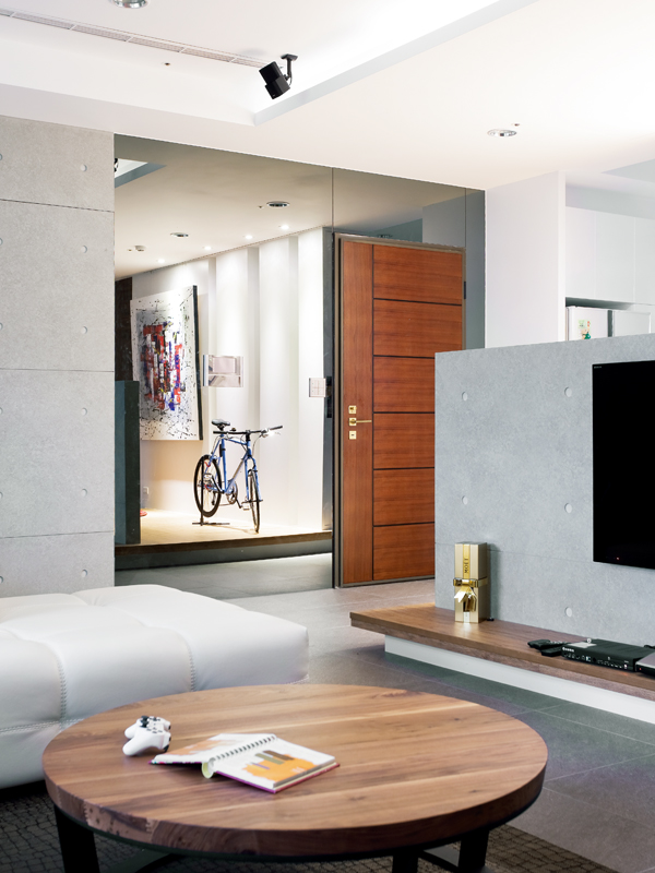 身高較高的男屋主,期待新家可以配合自己高度來個「量