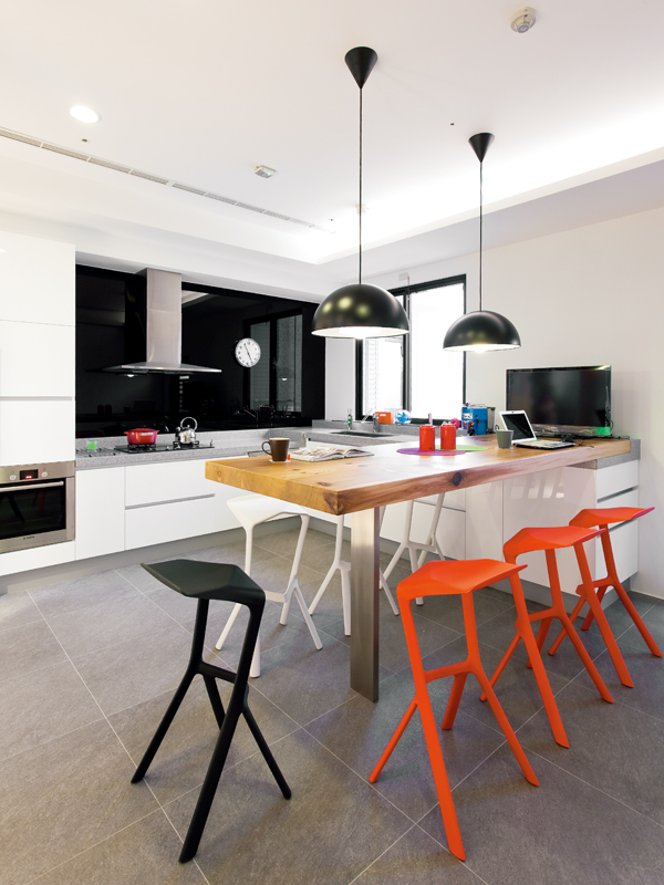 身高較高的男屋主,期待新家可以配合自己高度來個「量