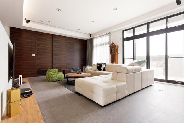 身高較高的男屋主,期待新家可以配合自己高度來個「量