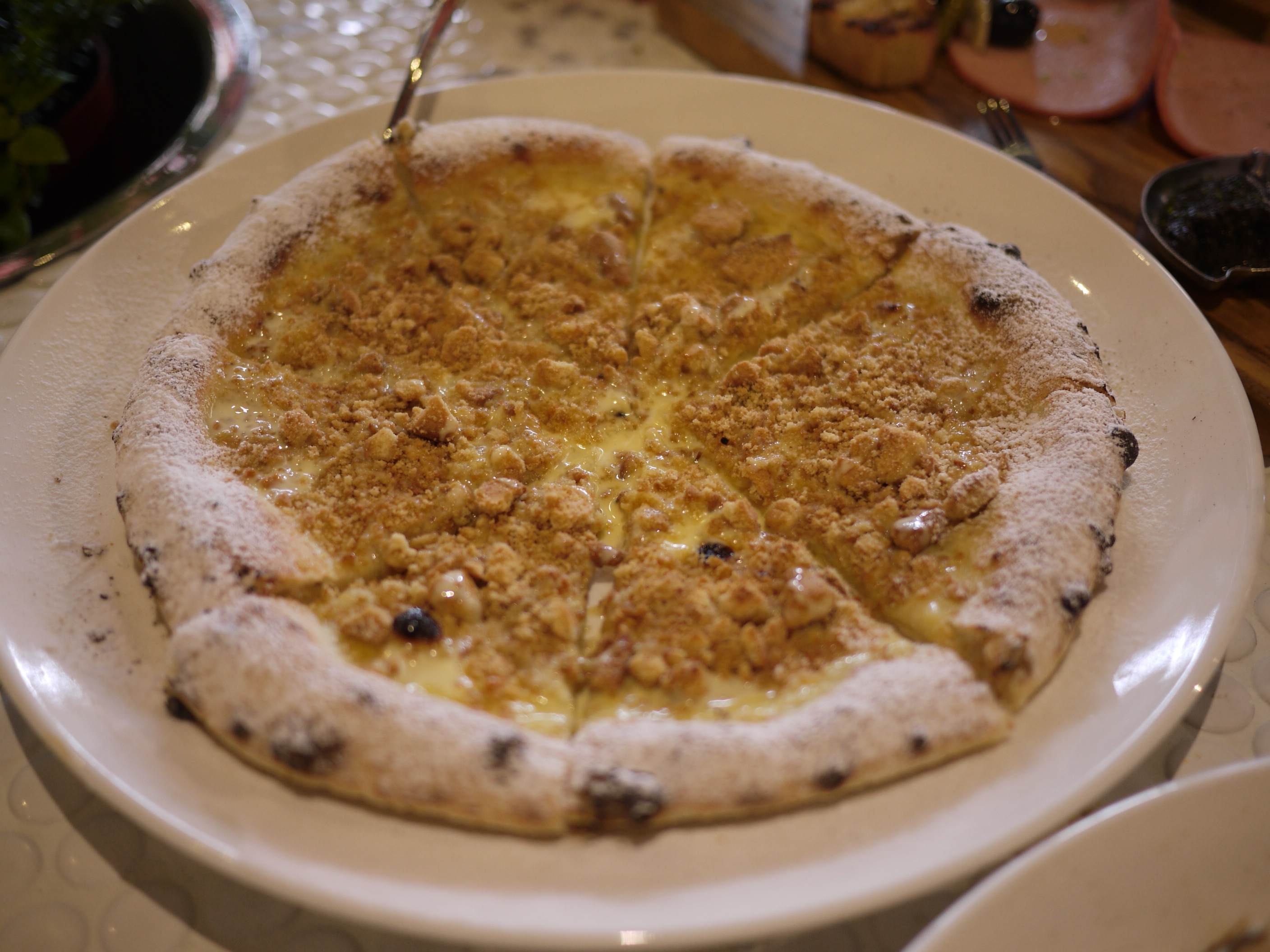 台北的Pizza店其實不少，而且窰烤薄皮Pizza近年非常的