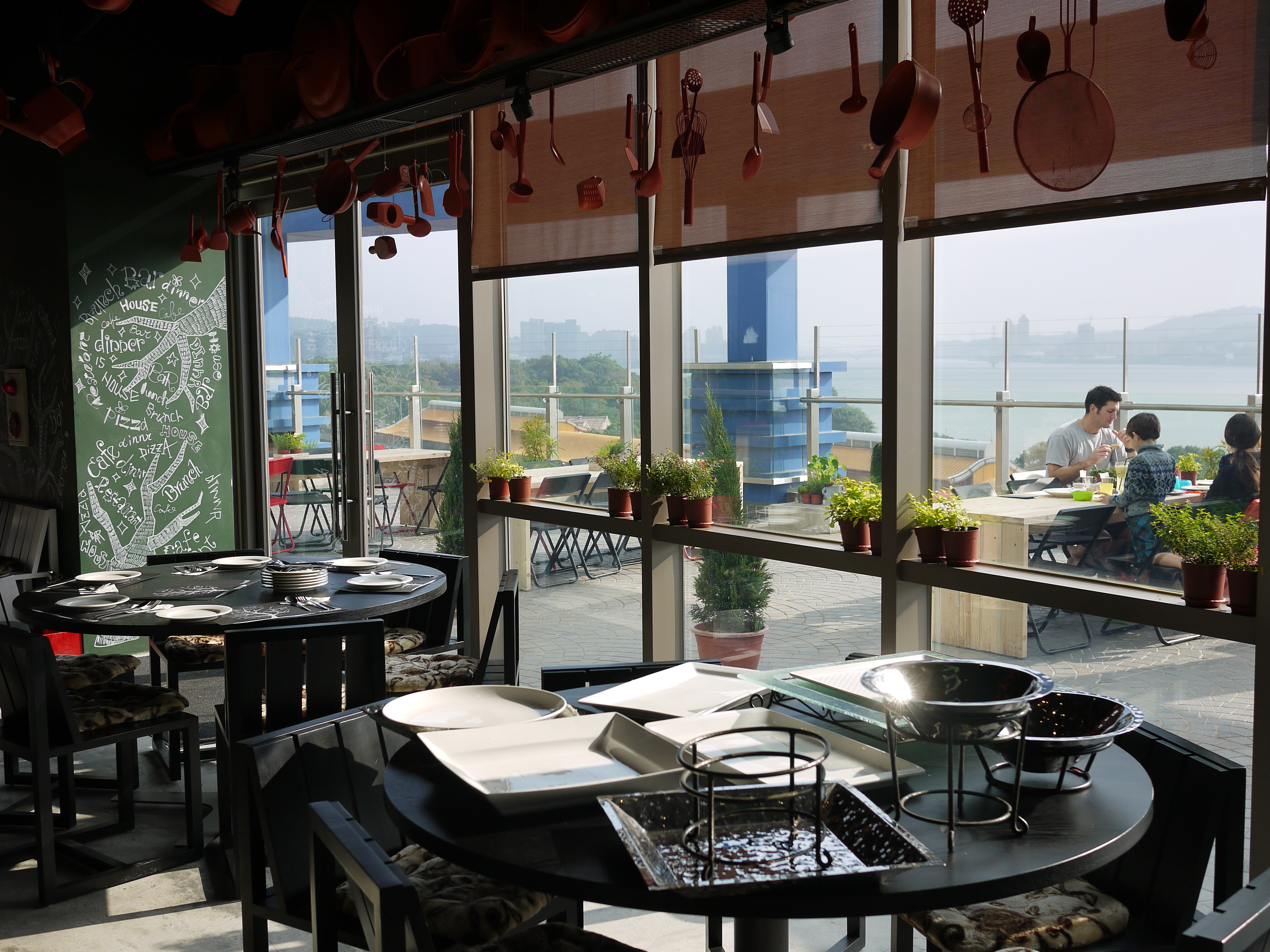 台北的Pizza店其實不少，而且窰烤薄皮Pizza近年非常的