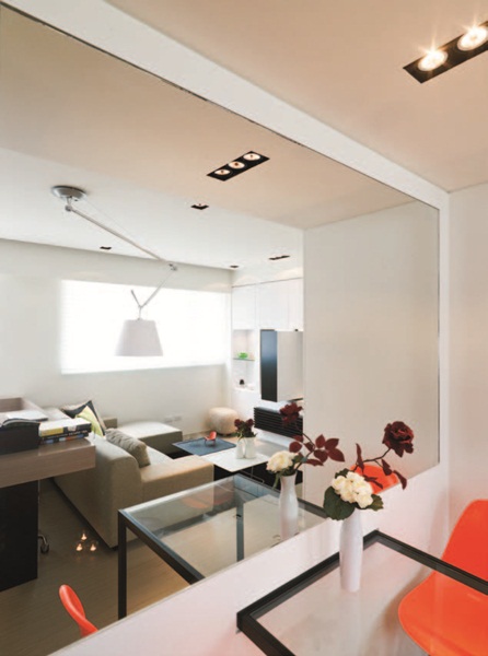 屋主買下11坪小宅後,手頭無多餘預算便沿用前屋主的裝