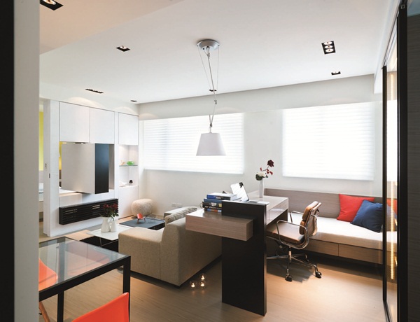 屋主買下11坪小宅後,手頭無多餘預算便沿用前屋主的裝