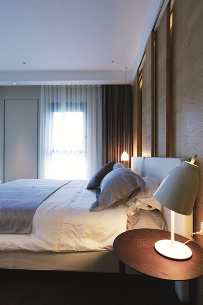 臥房不採取過於繁複的線條，看似簡單而俐落的線條設計