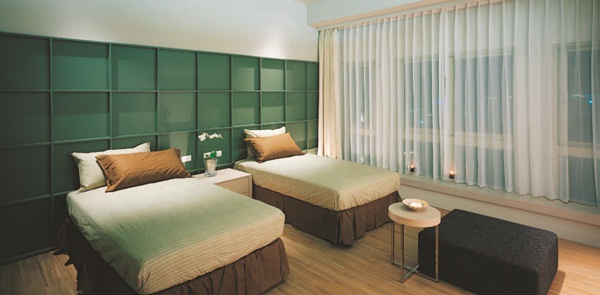 同時,在床墊和床架的挑選上,則需同時考慮空間高度和