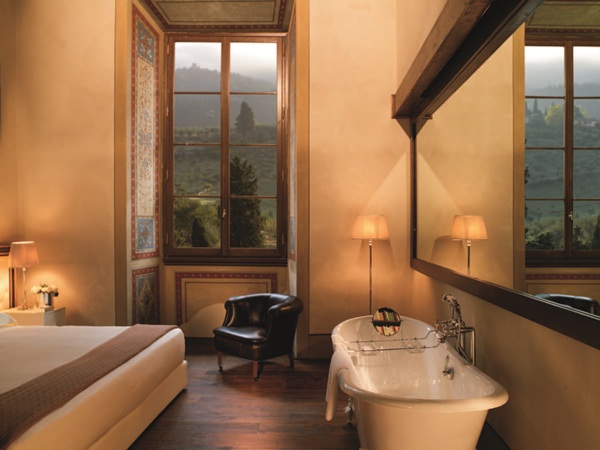 同時,在床墊和床架的挑選上,則需同時考慮空間高度和