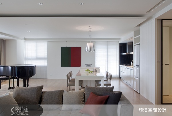 本案座落地點正好位於臺中國家音樂廳旁,從客廳往外看