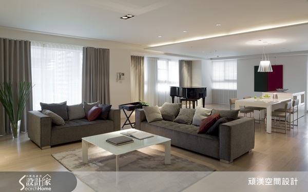 本案座落地點正好位於臺中國家音樂廳旁,從客廳往外看