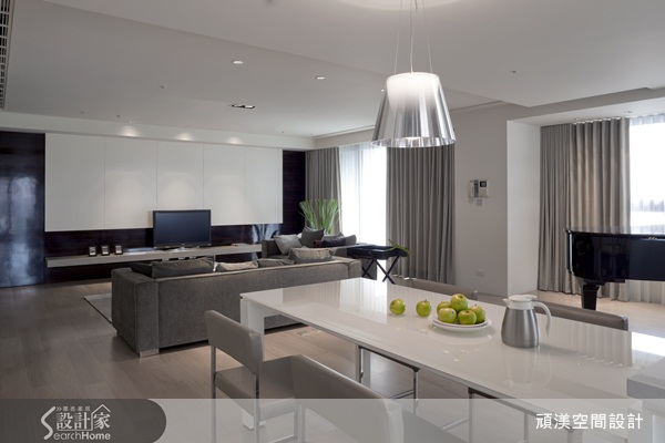 本案座落地點正好位於臺中國家音樂廳旁,從客廳往外看