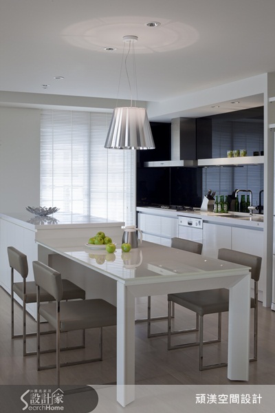 本案座落地點正好位於臺中國家音樂廳旁,從客廳往外看