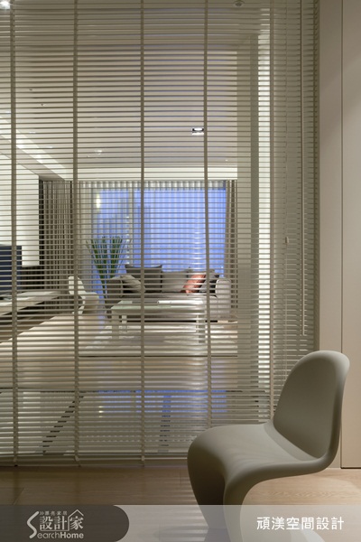 本案座落地點正好位於臺中國家音樂廳旁,從客廳往外看