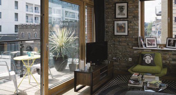 作品橫跨住宅、商空及辦公空間，曾經於柏林及倫敦求學