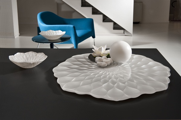 以細膩的紋刻詮釋蓮花的質感，運用獨特的肌理紋路，交