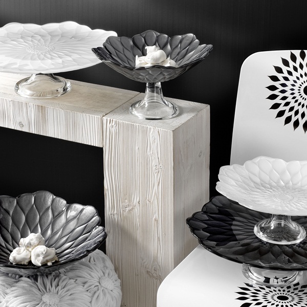 以細膩的紋刻詮釋蓮花的質感,運用獨特的肌理紋路,交