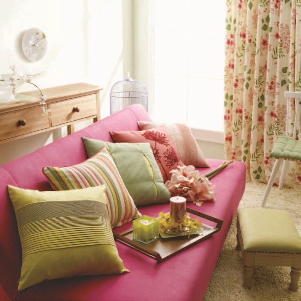 客廳是全家人聚集活動的重心，因此空間理應佔較大坪數