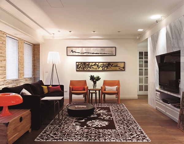 客廳是全家人聚集活動的重心，因此空間理應佔較大坪數